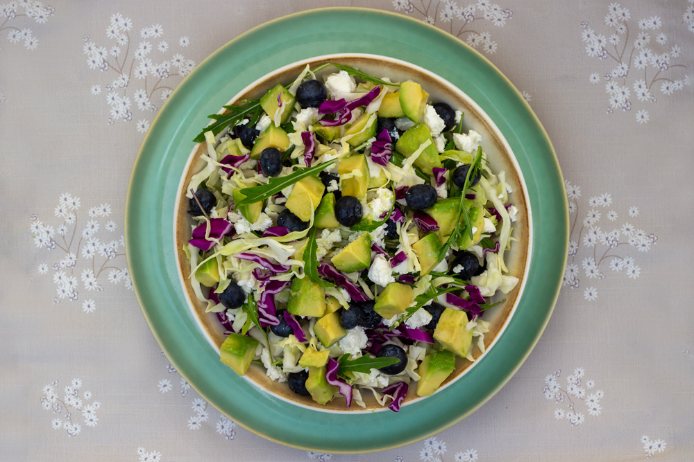 Spidskålssalat med feta, rucola, blåbær og avocado