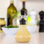 Vinaigrette med olivenolie, sennep, rødvinseddike og mayonnaise