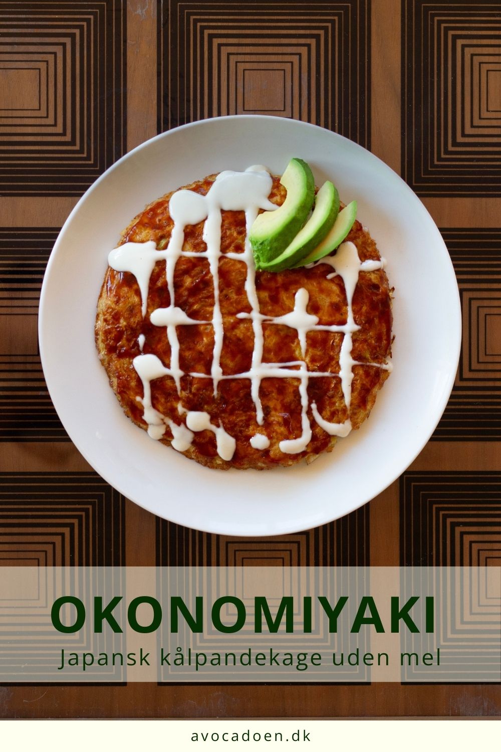 Okonomiaki (japansk kålpandekage med okonomiyakisovs og japansk maoyonnaise