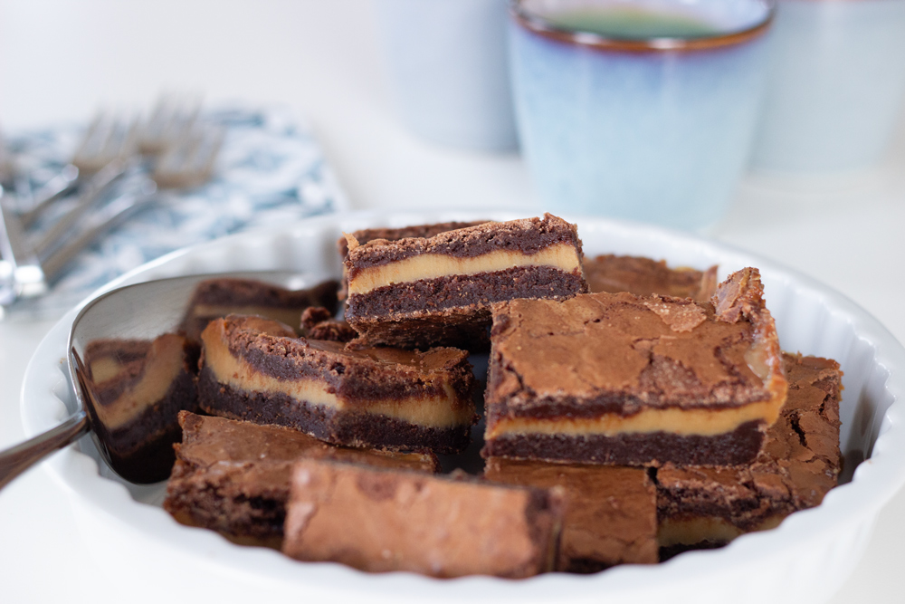 Brownie med et lag af karamel i midten.