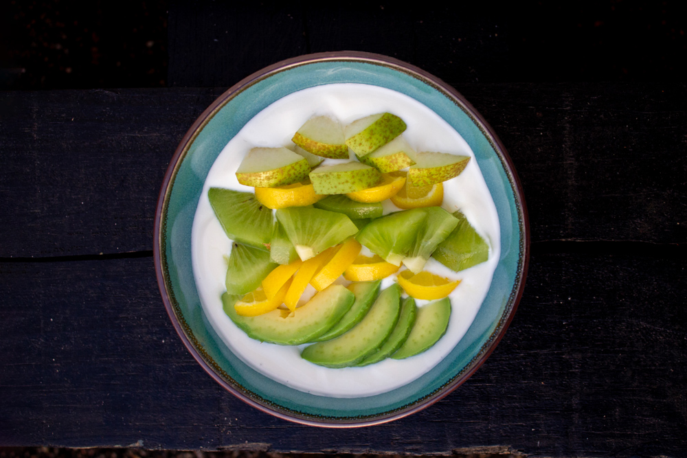 Grøn yoghurtbowle med yoghurt, avocado,kiwi, pære og limequat