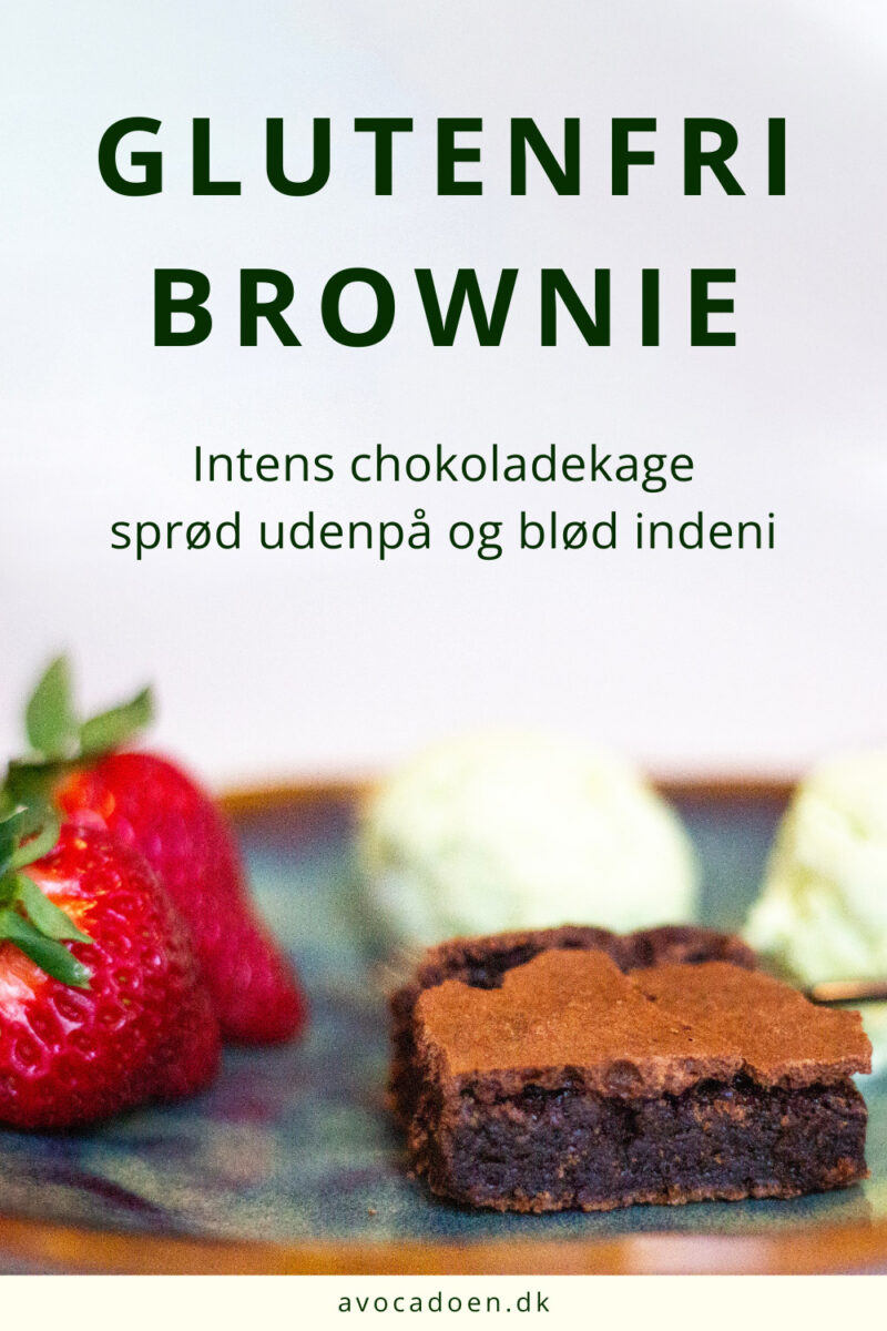 Glutenfri brownie med is og frugt