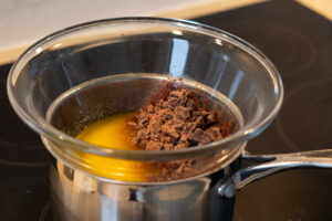 Smør og chokolade smeltes i vandbad til brownie uden mel