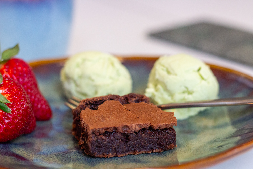 Brownie uden mel med is og jordbær