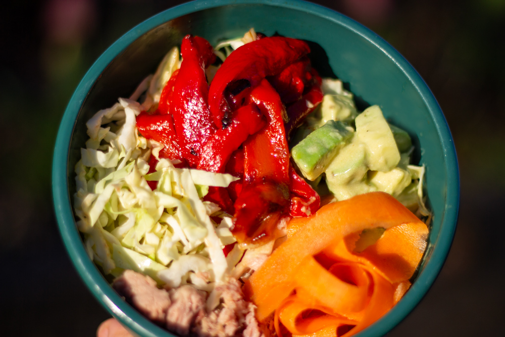 Frokostsalat med grillet peberfrugt og avocado