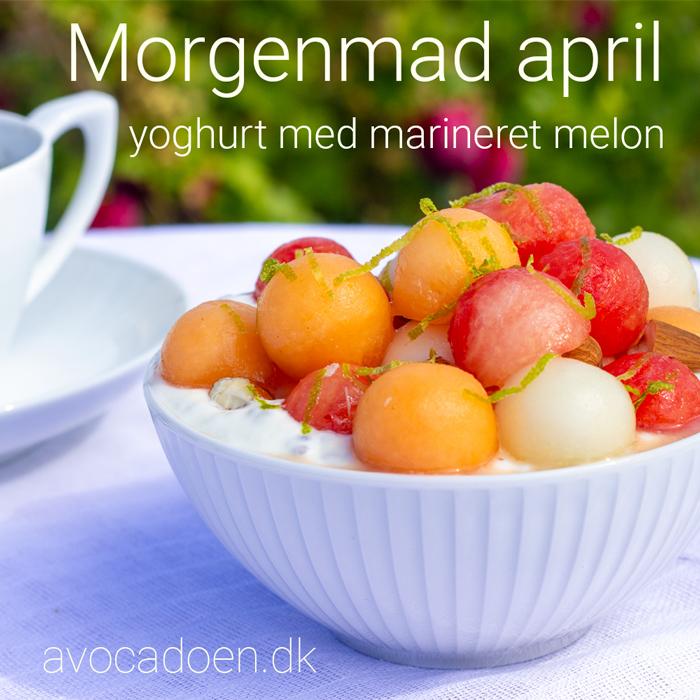 Yoghurtskål med kugler af vandmelon, cantaloupe- og honningmelon marineret i lime med honning og stødt chili og ingefær.