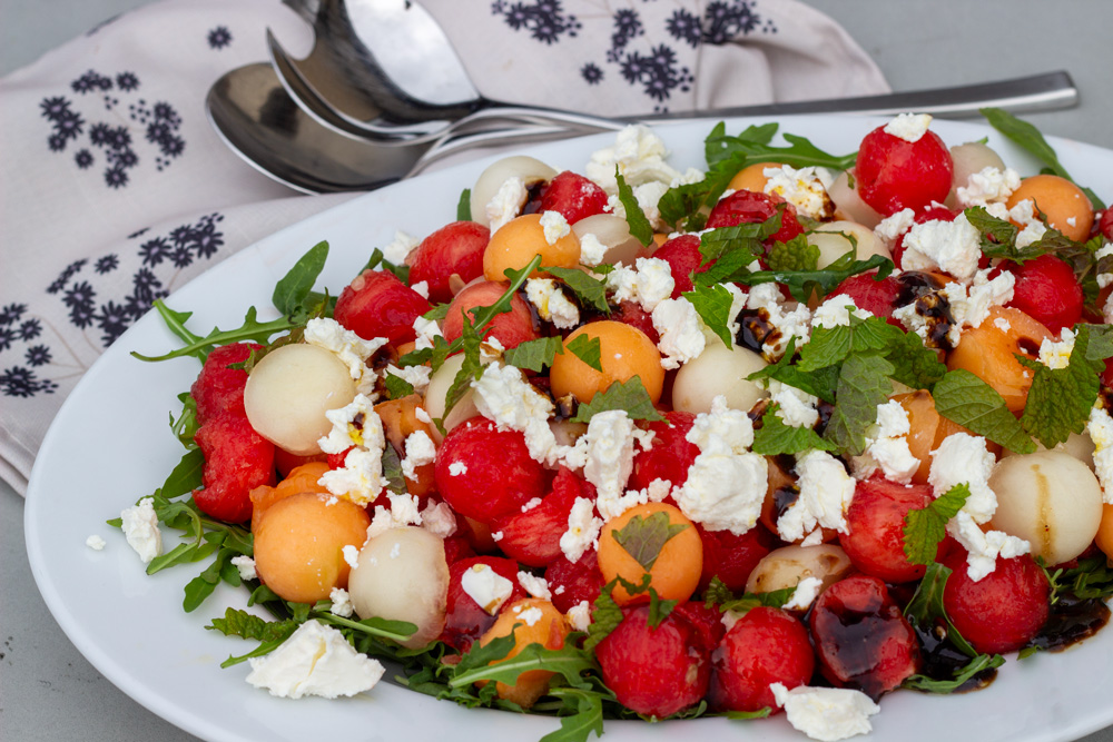 Melonsalat med feta, balsamico, pinjekerner og mynte