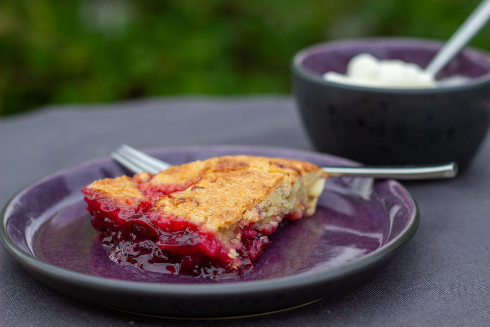 Stikkelsbærtærte med stikkelsbærkompot og mandel-marcipancrumble