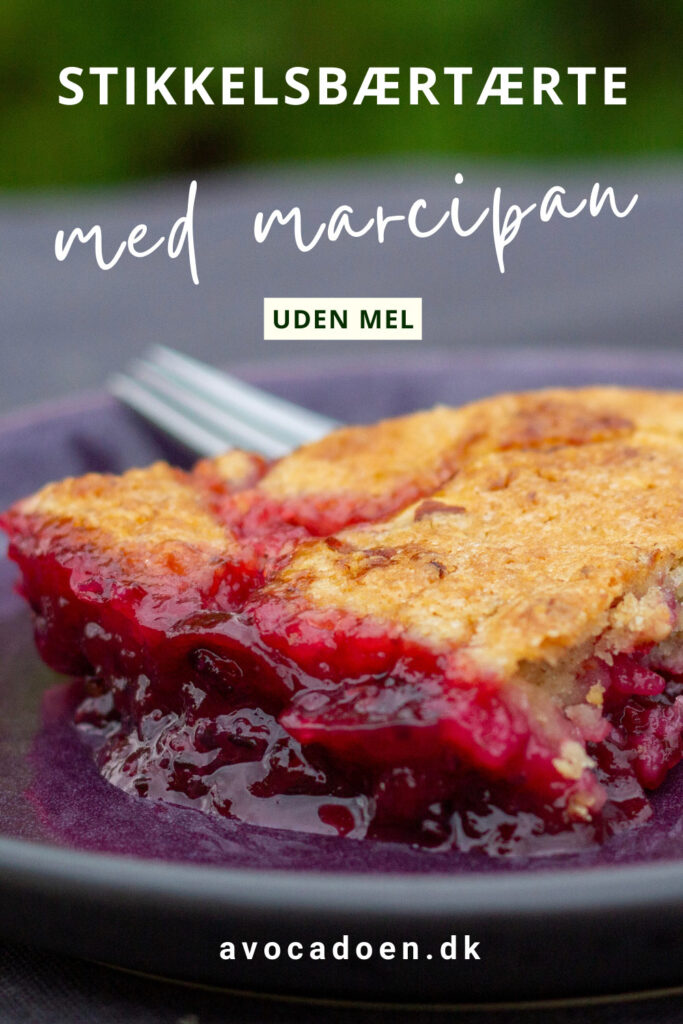 Stikkelsbærtærte uden mel med syrlig stikkelsbærkompot og lækker mandel-marcipancrumble. Den allerbedste frugttærte. Server den med is eller flødeskum. 