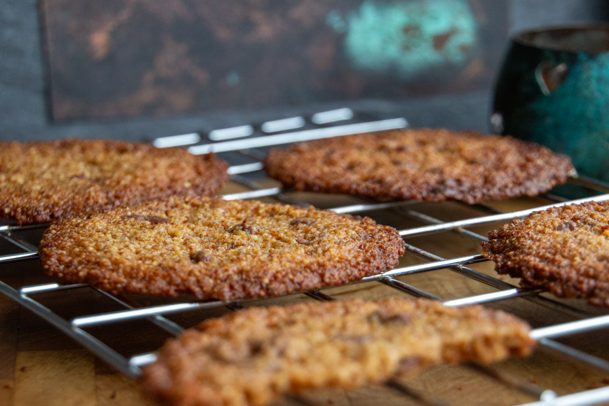 Sprøde nybagte cookies med chokolade