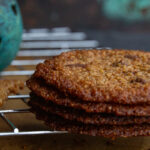 Sprøde, tynde, glutenfri cookies med chokoladestykker