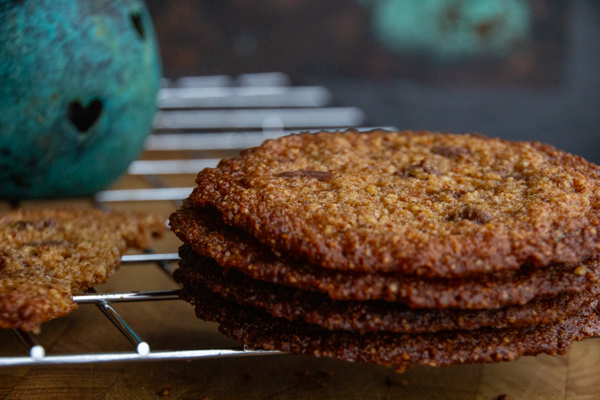 Sprøde, tynde, glutenfri cookies med chokoladestykker