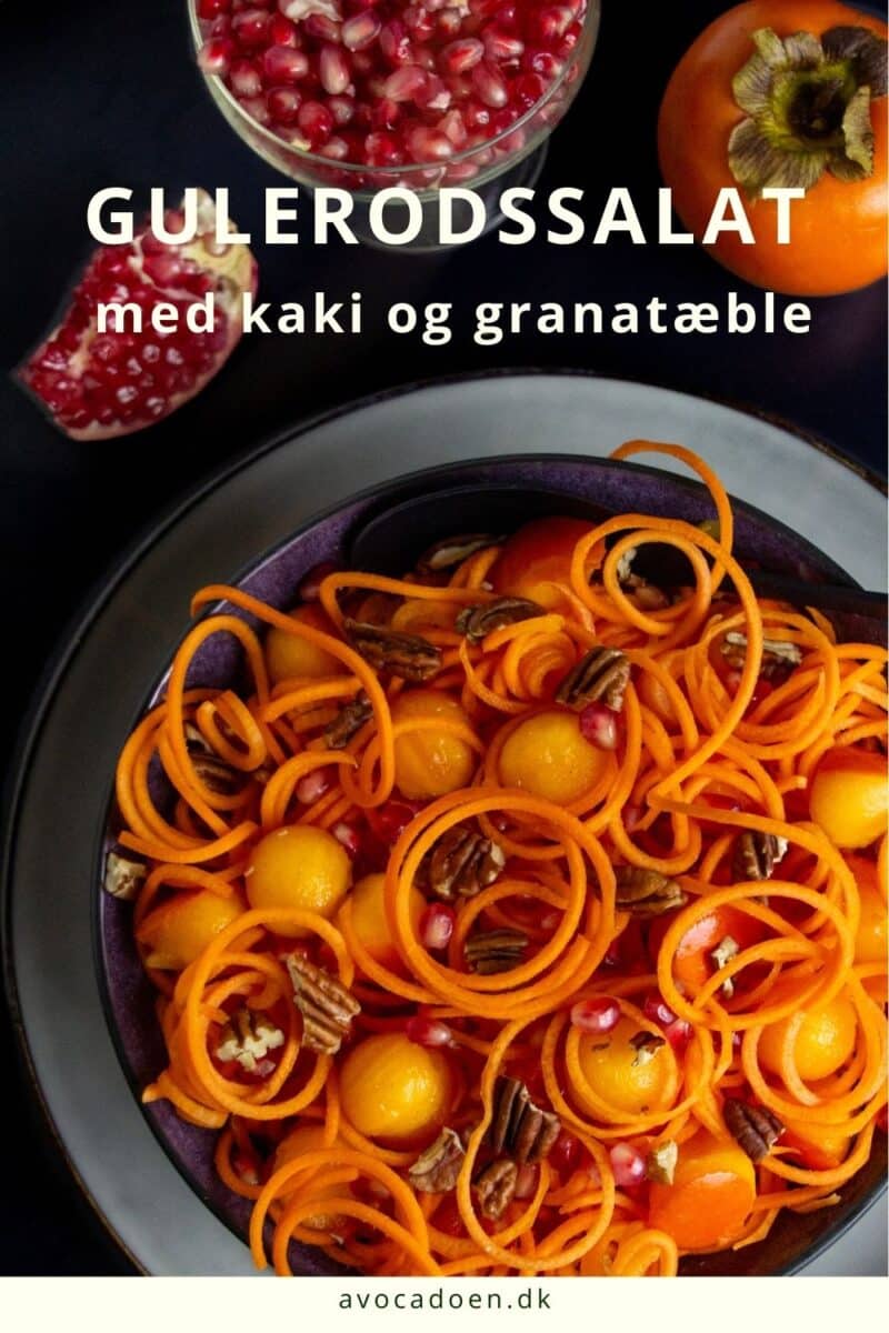 Gulerodssalat med kakifrugt, granatæblekerner og pekannødder