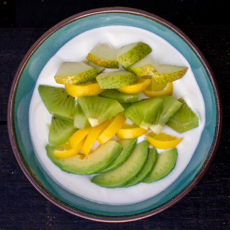 Yoghurtbowle med avocado, limequat, pære og kiwi