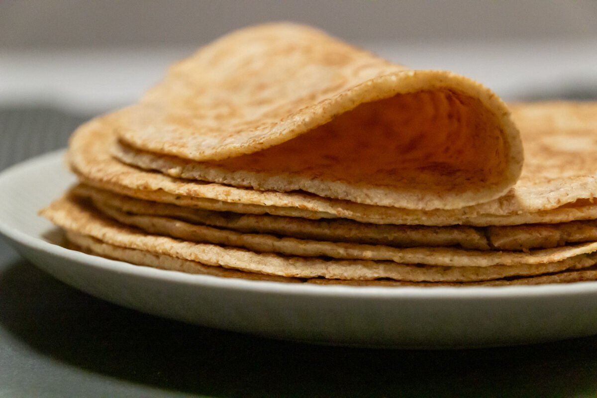 Bløde glutenfri tortillapandekager af mandelmel