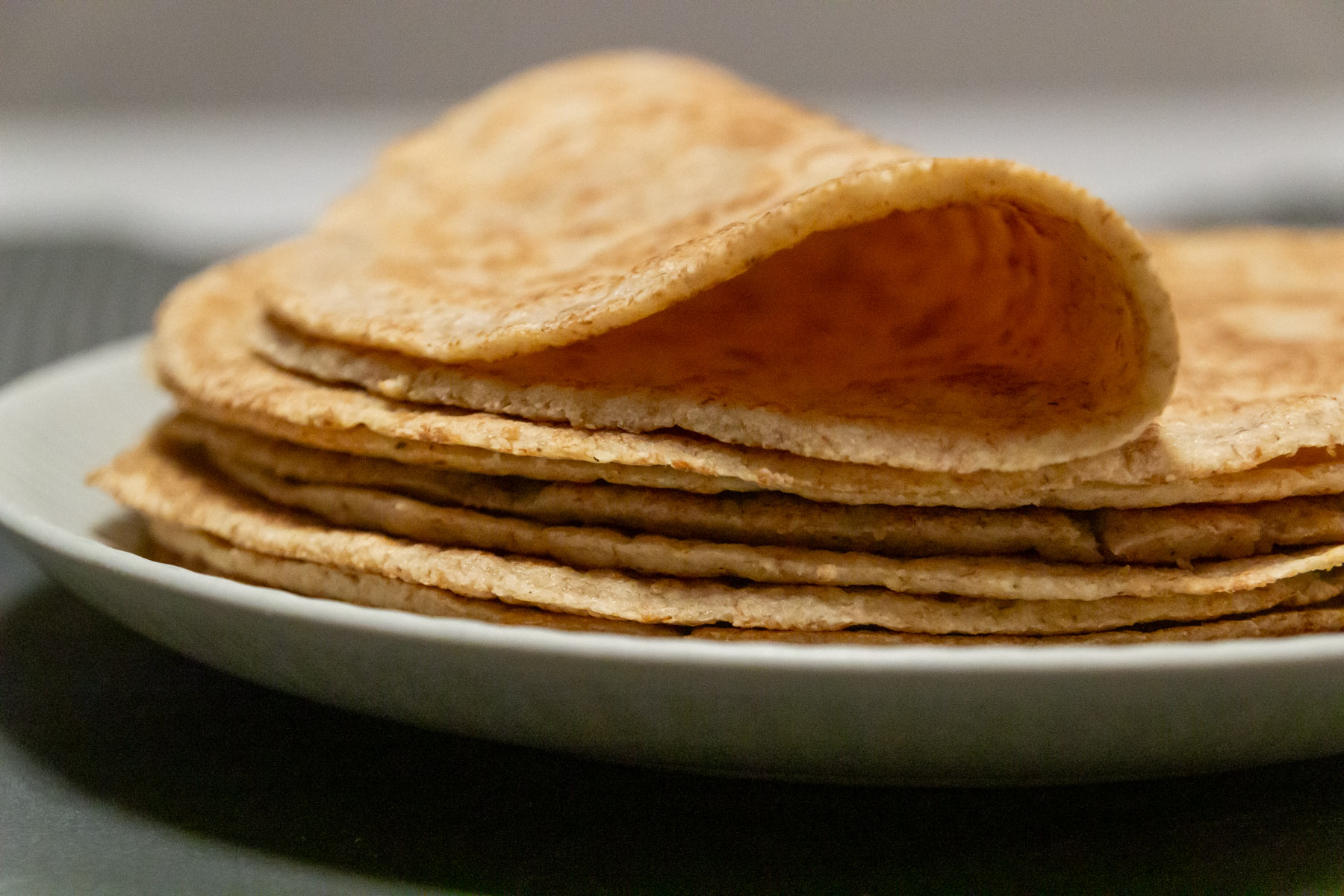 Bløde glutenfri tortillapandekager af mandelmel