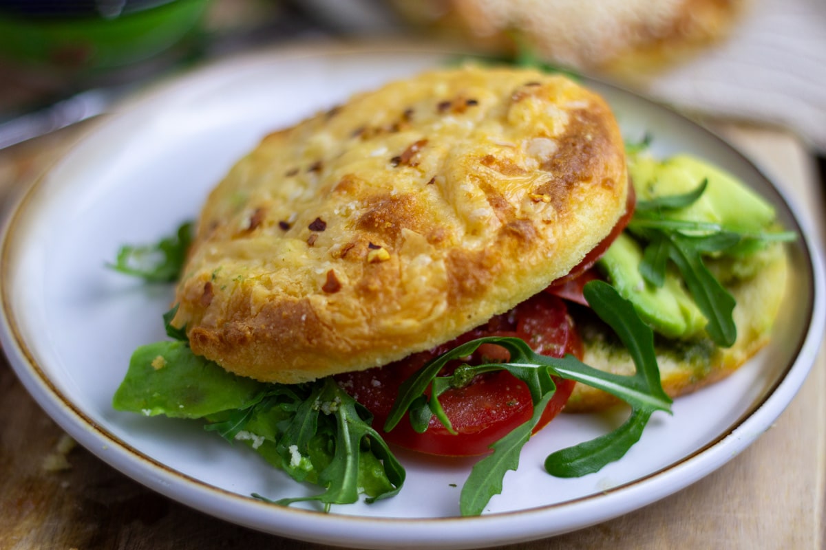 Ostebrød som sandwich med tomat og avocado