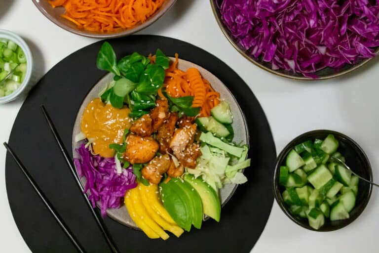 Pokebowl med laks, avocado, edamamebønner og grøntsager